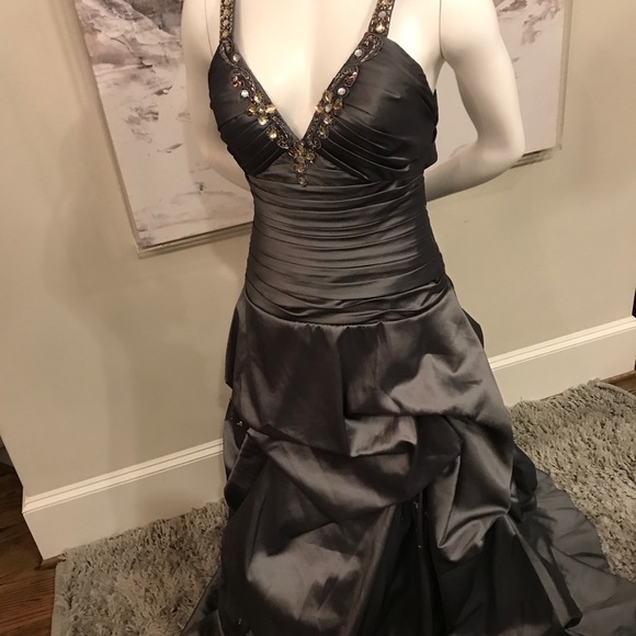 New small gray evening gown. - Picture 7 of 7
